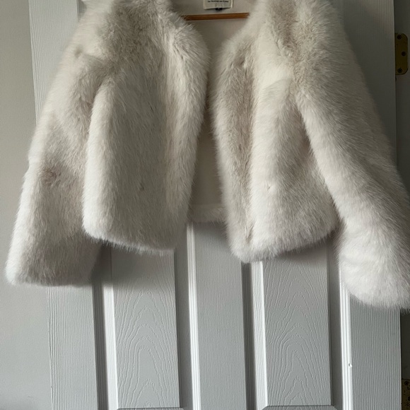 Ivory Faux Fur Bridal Shrug - Picture 3 of 4
